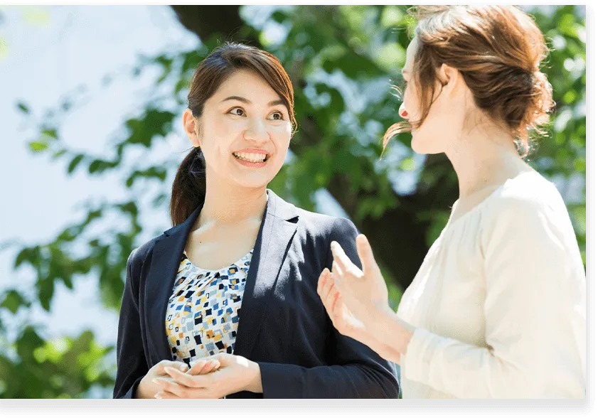 前向きな女性の画像